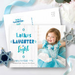 Photo Hanukah Latkes LaughLight Rustic Wood Helg Vykort<br><div class="desc">"Skrattar, skratt och ljus." Roligt, vismisk, handgjord typografi tillsammans med David-stjärnor i dammig blått, turkos och teal på en rustik, vit träbakgrund, tillsammans med fotot som du själv väljer, hjälper dig in i Hanukkah. Känn julhelgens värme och glädje när du skickar det här häpnadsväckande, färgstarka vykortet för personlig Hanukkah hälsning....</div>
