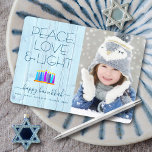 Photo Hanukkah Menorah Peace Kärlek Light Rustic Julkort<br><div class="desc">"Fred, kärlek och ljus." En lekfull, modern, konstgjord illustration av boho mönster-ljus på en menorah hjälper dig att vaktera helgdag av Hanukkkah, tillsammans med den anpassningsbar bild du väljer. Blåljus med färglöst faux foil mönster täcker över en ljusblå, rustik träbakgrund. Faux guld foil konetti ger ram kortet. Känn julhelgens värme...</div>