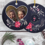 PHOTO Heart Rosa Poinsettia Grått Foliage Navy Blu Julgransprydnad Keramik<br><div class="desc">Säsong vattenfärgen silver grått blad med heliga bär och korallrött och  poinsettia blomma över en mörk vid midnatt,  med blå kritersbakgrund,  skapar ett vackert familjekönskaraktär.           Anpassa det med ditt foto inuti ett stort hjärta och med ditt namn/ text!              Det kan ge en tankfull julklapp/vintergåva till dina nära och kära.</div>