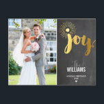 PHOTO HELGDAG chalkboard borstad guld joy Helg Vykort<br><div class="desc">OBSERVERA att guld-folieeffekten är ett speciellt meddelande i bild Send och extra med stil och pizzazz i år... Personlig med dina detaljer och foton som mina moderna helgdag säkert kommer att klara sig ut från hälsning som dina vänner och familj kommer att få den här säsongen och kommer att göra...</div>