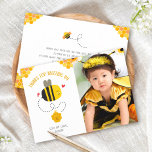 Photo Humla Cute Kawaii Birthday Buzzing by Tack Kort<br><div class="desc">"Tack för att du kör förbi." En ljuvlig bild av ett sött, kawaiibiskt bi, bikupa, sminkkomb, kalligrafiskript för gult av orange över vitt och det foto som du väljer, bidrar till att uttrycka din uppskattning. Mer bikaka, ytterligare ett bin, plus mjuk grått-typografi på baksidan. Säg tack till dina gäster med...</div>