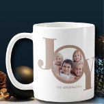 Photo Joy Kaffemugg<br><div class="desc">Denna moderna snyggt jul-Helgdag Photo Mugg är utpekad med ord JOY i taupe beige på vit bakgrund. Anpassade enkelt med ditt foto och namn.</div>