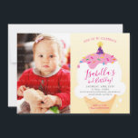 PHOTO KIDS PARTY INBJUDAN retro glass cone<br><div class="desc">by kat masard >> www.simplysweetPAPERIE.com << Original illustration av mig!!!! En söt, men snyggt, glass-kontemat för inbjudan till ditt barns BIRTHDAY. Wow dina vänner och din familj med det här lilla numret;D-konfiguration som mall är det enkelt att lägga till egna uppgifter eller slått anpassningsknappen och du kan lägga till eller...</div>