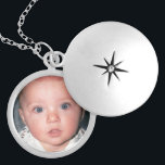 Photo Locket Silverpläterat Halsband<br><div class="desc">Anpassningsbar Photo Locket kommer att ge en sentimental gåva som kommer att värderas i flera år till kom. Den här utformningen finns i det runda låset-alternativet och runda och fyrkantiga halsband stilar. Anpassa med speciell bild och lägg till text efter behov.</div>