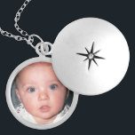 Photo Locket Silverpläterat Halsband<br><div class="desc">Anpassningsbar Photo Locket kommer att ge en sentimental gåva som kommer att värderas i flera år till kom. Den här utformningen finns i det runda låset-alternativet och runda och fyrkantiga halsband stilar. Anpassa med speciell bild och lägg till text efter behov.</div>