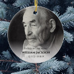 Photo Memorial Julgran Julgransprydnad Keramik<br><div class="desc">Elegantens fotominnesprydnad är perfektens sätt att betala heder åt din borttappad som är nära och kära denna julklapp. Med ditt favoritfoto och din personlig med namn och viktiga data.</div>