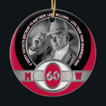 Photo Milestone Birthday 60th Red Black White Julgransprydnad Keramik<br><div class="desc">Fira din milstolpe-födelsedag med den här eleganten, en sportig minnesplatta för porträtt. Silver bälte och siffror över en färg-blockerad bakgrund gör perfekten ram för ditt favoritfoto. Byt ut exempelfotot och text mot en egen gåva. Underbar för alla som njuter av att titta på eller leka sport! Gör en underbar keepsaksgåva...</div>