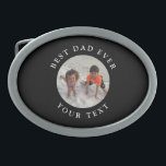 Photo Monogram för familjen Best Pappa någonsin Ki<br><div class="desc">Stäng av pappa med den här låset för familjen Best Pappa någonsin Kids Photo Monogram Bälte. Välj bild som du vill använda för mallen och följ instruktionen. Texttypografin är "bästa pappa någonsin" och personlig med anpassningsbar eller pappa med namn i modern, vit text böjd runt cirkelfotografiet. KLICKA PÅ ALTERNATIVET "PERSONALISERA...</div>