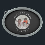 Photo Monogram för familjen Best Pappa någonsin Ki<br><div class="desc">Stäng av pappa med den här låset för familjen Best Pappa någonsin Kids Photo Monogram Bälte. Välj bild som du vill använda för mallen och följ instruktionen. Texttypografin är "bästa pappa någonsin" och personlig med anpassningsbar eller pappa med namn i modern, vit text böjd runt cirkelfotografiet. KLICKA PÅ ALTERNATIVET "PERSONALISERA...</div>