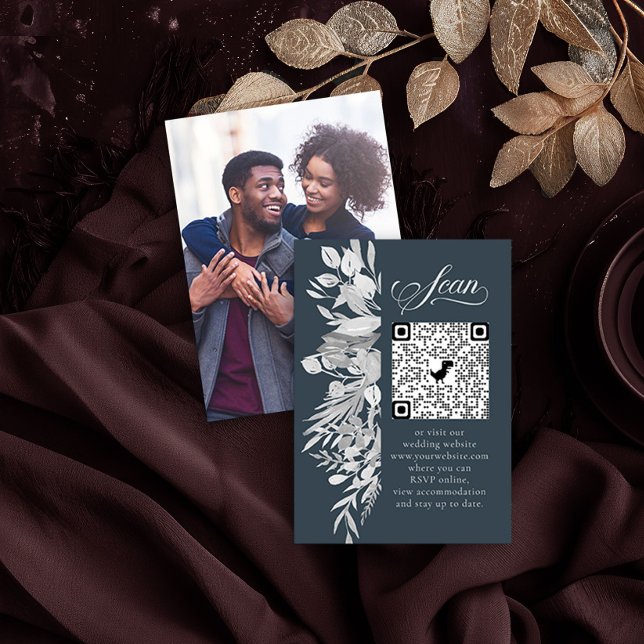 Photo Online OSA QR-kod Burgundy Grått botaniskt Tilläggskort (Photo QR Code RSVP Card in Dark Slate Grey from the Foliage Duet Collection by Darling & May)