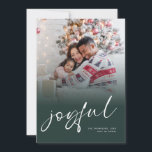 Photo Overlay 2025 Calendar Glatt Jul Grönt Julkort<br><div class="desc">Glatt jul för skript Mörk grönt för Family Photo Overlay 2025 Calendar. Tillgänglig digitalt och utskriven. Byt bara ut exempelfotot mot ditt eget och anpassa det till ditt namn och år. Glatt finns i ett skript för uppspelning av snyggt i vitt som kan ändras till ett annat färg om du...</div>