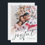 Photo Overlay 2025 Kalender Glatt Julvit Julkort<br><div class="desc">Family Photo Overlay 2025 Calendar Glatt Script jul White. Tillgänglig digitalt och utskriven. Byt bara ut exempelfotot mot ditt eget och anpassa det till ditt namn och år. Glatt finns i ett snyggt-uppspelningsskript på mörk grönt som kan ändras till ett annat färg om du så önskar. På baksidan finns en...</div>