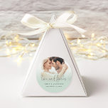 Photo Overlay Kärlek tack Bröllop Runt Klistermärke<br><div class="desc">Photo Overlay Kärlek Tack Bröllop Sage Sage Lägg till en liten elegans till dina bröllopsfavoriter! Ett informellt skript Kärlek och tack och anpassar enkelt namn och bröllop datum. Byt ut exempelfotot mot din egen favorit,  som laddas upp bakom ett graderat tonat lagrar med en del av texten översatt ovanpå.</div>