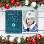 Photo Peace Joy Kärlek Snowflake Teal Blue jul Julkort<br><div class="desc">"Fred, glädje och kärlek." En roligt, lekfull, snöflingande illustration och modern typografi på en rik, djupa, blå marmorbakgrund hjälper dig att starta julsäsongen, tillsammans med den anpassningsbar bild du väljer. Faux turcoise foil och white conetti doktar ram kortet. Känn helgdagarnas värme och glädje när du skickar det här fantastiska, grafiska,...</div>