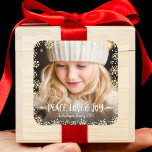 Photo Peace Kärlek Joy Elegant Guld Snowflake Anpa Fyrkantigt Klistermärke<br><div class="desc">"Fred, kärlek och glädje." En lekfull bild av champagne guld glitter snöflingor, vit handskriven typografi och konetti-prickar mot det foto du väljer hjälper dig att hålla julen och nyårshelgen uppe. Känn julhelgens värme och glädje när du användor den här snyggten och det moderna anpassningsbarna. Matchningskort, kartonger, klisterkuvert, presentpackningar och andra...</div>