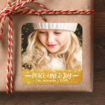 Photo Peace Kärlek Joy Guld Glitter Sternmodern Na Fyrkantigt Klistermärke<br><div class="desc">"Fred, kärlek och glädje." En lekfull bild av små guld glitter-stjärnor mot det foto du väljer, hjälper dig att starta jul och nyår. Känn julhelgens värme och glädje när du användor den här snyggten och det moderna anpassningsbarna. Matchningskort, kuvert, presentemballage, kuddar och andra produkter finns också i min "Julfrid, Kärlek...</div>