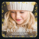 Photo Peace Kärlek Joy Guld Snöflingor Modern Anpa Fyrkantigt Klistermärke<br><div class="desc">"Fred, kärlek och glädje." En lekfull bild av guld glitter snöflingor, vit handskriven typografi och konetti-prickar mot det foto du väljer hjälper dig att starta jul och nyår. Känn julhelgens värme och glädje när du användor den här snyggten och det moderna anpassningsbarna. Matchningskort, kartonger, klisterkuvert, presentpackningar och andra produkter finns...</div>