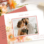 Photo Peach  Rust Bröllop spara datum Meddelande Vykort<br><div class="desc">Enkelhet och elegans gör att det här sparar datumet som ett förstahandsval att tillkännage ditt bröllop-datum! Utformningen på framsidan skryter med en rost på ram-orangen och en fyllig vattenfärgad blommigt bakom i en vacker blandning av persiko-, orange-, -, kräm- och champagnenyanser. Tillbaka i rost med en enkel att fylla i...</div>
