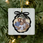 Photo Preppy Bow Ram Gräs<br><div class="desc">Festive Preppy Gräs Forest Grönt Rand Mönster med Black Ribbon Bow Photo Ram, julprydnad.</div>