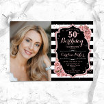Photo Ro Guld Black 50:e födelsedagen Inbjudningar<br><div class="desc">Elegantens blommigt 50-årsinbjudan med ditt foto. Glam Black rosa design med faux glitter ro guld. Innehåller svart vitt rand, rosa ros, skriptteckensnitt och kontur. Perfekt för en snyggt vuxen under firande party. Anpassa med dina egna detaljer. Kan anpassas för vilken ålder som helst! Skrivna Zazzle-inbjudningar eller digital utskrivbar mall för...</div>
