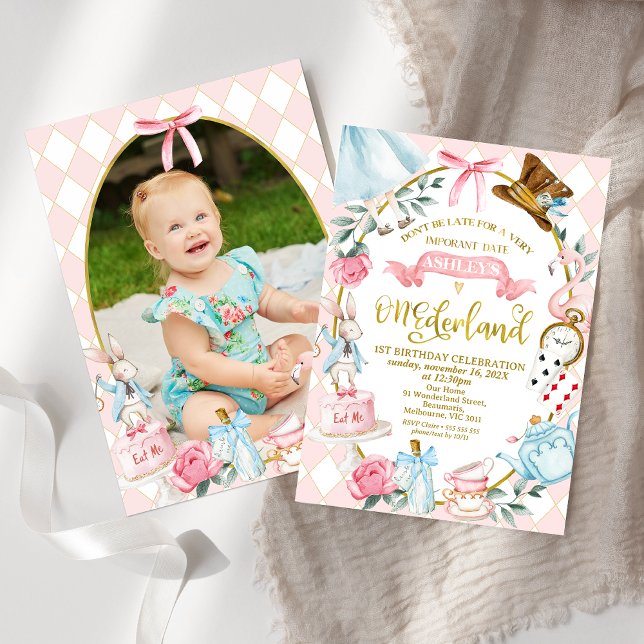 Photo Rosa Bow Alice Onederland 1:a födelsedag Inbjudningar (Girls Bow Alice In Onederland 1st Birthday Invitation With Photo On Back, Onederland 1st Birthday )