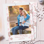 Photo Snö Mycket merry Script Red Snowflake Julkort<br><div class="desc">Lodrät Photo anpassningsbar-julkort med rött och rosa snöflingor på framsidan och baksidan. Hälsning säger "önskar er ett snö mycket god jul och ett gott nytt år" följt av er personlig formulering. Minimal modern och elegant vinterdesign som är skriven i handskrivet skript och modern helgdag. Bilden visas i lodrät,  porträtt-format.</div>