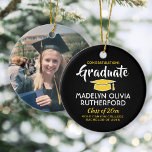 Photo Studenten Gratulerar Black Guld Gult White Julgransprydnad Keramik<br><div class="desc">Minneshögtidlighålla student prestation med en anpassningsbar fotosvart och guld runt studenten julprydnad. Bild och all text är enkla att anpassa. Ta med namn och examen, grattisar, tack vare mamma och pappa, eller något annat av dina önskemål. Utformningen har en svart bakgrund, gult guld studentmössa, personligens moderna typografi namn, skola och...</div>