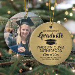Photo Studenten Gratulerar Brushed Black och Guld Julgransprydnad Keramik<br><div class="desc">Minneshögtidlighålla student prestation med en anpassningsbar fotosvart och guld runt studenten julprydnad. Bild och all text är enkla att anpassa. Ta med namn och examen, grattisar, tack vare mamma och pappa, eller något annat av dina önskemål. Utformningen har en guld-formad metallbakgrund, svart studentmössa, personligens moderna typografi namn, skola och klassår...</div>
