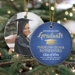 Photo Studenten Gratulerar Brushed Blue Guld White Julgransprydnad Keramik<br><div class="desc">Minneshögtidlighålla student prestation med en anpassningsbar fotoblå, guld och vit runt studenten julprydnad. Bild och all text är enkla att anpassa. Ta med namn och examen, grattisar, tack vare mamma och pappa, eller något annat av dina önskemål. Utformningen har en royal med faux borstad metallbakgrund, faux guld foil studentmössa, personlig...</div>