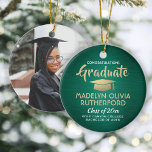 Photo Studenten Gratulerar Brushed Grönt Guld Whit Julgransprydnad Keramik<br><div class="desc">Minneshögtidlighålla student landvinning med en anpassningsbar fotot grönt, guld och vit runt studenten julprydnad. Bild och all text är enkla att anpassa. Ta med namn och examen, grattisar, tack vare mamma och pappa, eller något annat av dina önskemål. Utformningen har en grönt med faux borstad metallbakgrund, faux guld foil studentmössa,...</div>