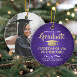 Photo Studenten Gratulerar Brushed Lila och Guld Julgransprydnad Keramik<br><div class="desc">Minneshögtidlighålla student prestation med en anpassningsbar fotot lila, guld och vit runt studenten julprydnad. Bild och all text är enkla att anpassa. Ta med namn och examen, grattisar, tack vare mamma och pappa, eller något annat av dina önskemål. Utformningen har en lila faux borstad metallbakgrund, faux guld foil studentmössa, personlig...</div>