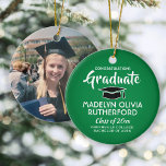 Photo Studenten Gratulerar Grönt vit och svart Julgransprydnad Keramik<br><div class="desc">Minneshögtidlighålla student prestation med en anpassningsbar fotofilm och en vit runt studenten julprydnad. Bild och all text är enkla att anpassa. Inkludera namn och examen, grattisar, tack vare mamma och pappa, eller något annat meddelande som du väljer.SE ANVISNINGAR NEDAN OM DU VILL ÄNDRA BAKGRUND ELLER FÄRG. Utformningen har en bakgrund...</div>