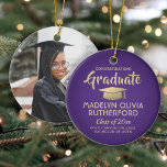 Photo Studenten Gratulerar Modern Lila och Guld Julgransprydnad Keramik<br><div class="desc">Minneshögtidlighålla student prestation med en anpassningsbar fotot lila och guld runt studenten julprydnad. Bild och all text är enkla att anpassa. Ta med alla favoritcitat, motiveringsordspråk, namn och examen i skolan, grattisar, tack vare mamma och pappa, eller något annat budskap som du väljer. OM DU VILL ÄNDRA BAKGRUND ELLER TEXT-FÄRG...</div>