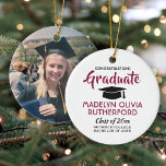 Photo Studenten Gratulerar Red Black and White Julgransprydnad Keramik<br><div class="desc">Minneshögtidlighålla student prestation med en anpassningsbar fotoröd, svart och vit runt studenten julprydnad. Bild och all text är enkla att anpassa. Inkludera namn och examen, grattisar, tack vare mamma och pappa, eller något annat meddelande som du väljer.SE ANVISNINGAR NEDAN OM DU VILL ÄNDRA BAKGRUND ELLER FÄRG. Utformningen har en vit...</div>