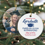 Photo Studenten Gratulerar Red White och Blue Julgransprydnad Keramik<br><div class="desc">Minneshögtidlighålla student prestation med en anpassningsbar fotoröd och blå runda studenten julprydnad. Bild och all text är enkla att anpassa. Ta med namn och examen, grattisar, tack vare mamma och pappa, eller något annat av dina önskemål. Utformningen har en vit bakgrund, blå studentmössa, personligens moderna typografi namn, skola och klassår...</div>