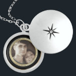 Photo Swehoney Necklace Sterling Silver Halsband<br><div class="desc">Romantiskt runt sterling silver halsband. Komplettera med en 16-tums sterling silver-kedja. Älskling Keepsaké Photo Necklace med ditt foto.</div>