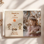 Photo Tropical Safari Vild One Jungle Animals Tack Kort<br><div class="desc">Uttryck din tacksamhet med ett litet stycke äventyr med vår Photo Tropical Safari Vild One Jungle Animals Birthday Tack you Card. Perfekt att framföra ett hjärtligt tack till dina gäster. Det här kortet kombinerar vibrant tropiskt inslag med ett personligt foto av din lilla. Utformning: Belysande illustrationer av djungeldjur som lejon,...</div>