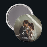 Photo Wedding-favoriten för Anpassningsbarna 'Med  Magnet<br><div class="desc">En snyggt och elegant bröllop är för design med ord "med kärlek" i ett vackert vitt skript. Det innehåller utrymme för ett anpassningsbar-foto,  namn och bröllop-datum i ett modernt vitt teckensnitt. Ett perfekt för att göra din speciella dag mer personlig!</div>