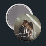 Photo Wedding-favoriten för Anpassningsbarna 'Med  Magnet<br><div class="desc">En snyggt och elegant bröllop är för design med ord "med kärlek" i ett vackert vitt skript. Det innehåller utrymme för ett anpassningsbar-foto,  namn och bröllop-datum i ett modernt vitt teckensnitt. Ett perfekt för att göra din speciella dag mer personlig!</div>