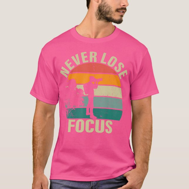 Photographer Camera Never Lose Focus Photography T Shirt (Framsida)