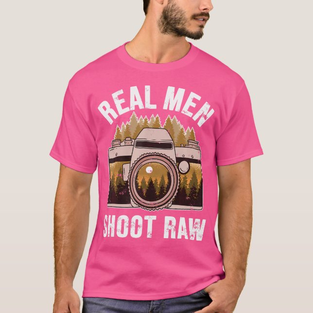 Photographer Real Men Shoot Raw Photographer Photo T Shirt (Framsida)