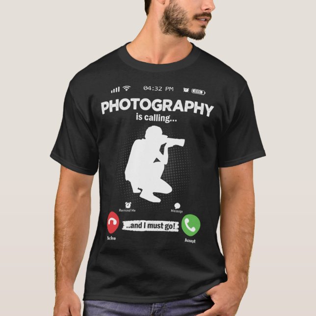 Photography Is Calling I Must Go Camera Hobby Phot T Shirt (Framsida)