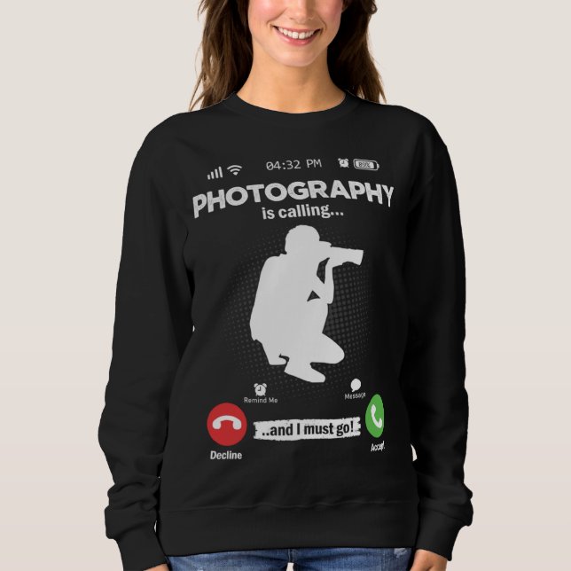 Photography Is Calling I Must Go Camera Hobby Phot T Shirt (Framsida)