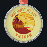 Phu Quoc Island Vietnam Retro Distress Circle Julgransprydnad Metall<br><div class="desc">Konstruktion av vektorkonst för Phu Quoc-ön. Phú Quförmodc är en vietnamesisk ö utanför Kambodjas kusten i Bukt i Thailand.</div>