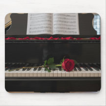Piano med röd ros och rosenblad