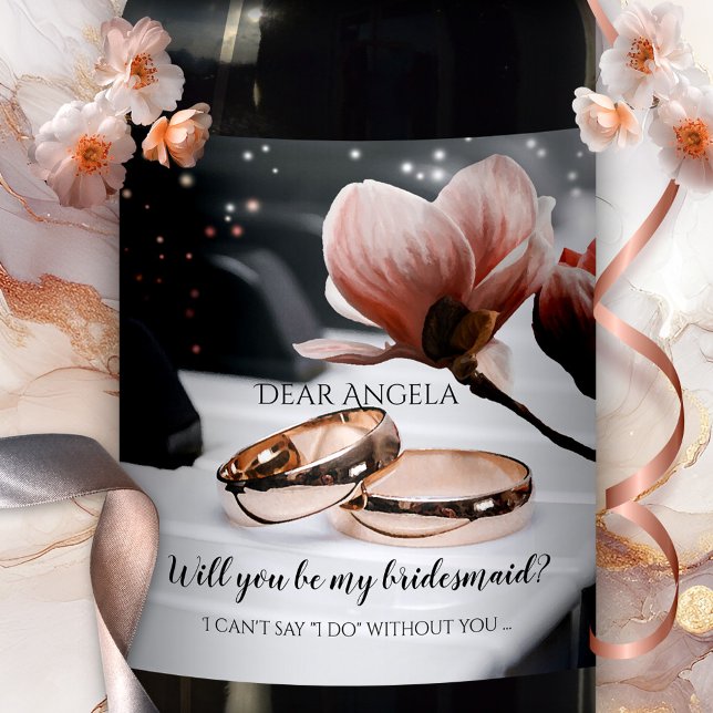 Piano Music Bröllop Ringar Bridesmaid Vin-etikett Vinflaska Etikett (Romantic wedding wine label featuring rose gold wedding bands on a piano, with a magnolia flower)