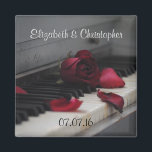 Piano Nycklar med Röd ros Bröllop Magnet<br><div class="desc">Ett konstnärligt tittar foto av ett gammalt piano som fokuserar på det gamla gulande nycklar med ett nedskjutet röd ros sitta på nycklar och några lösa petaler som är spridda över. Bilden har en något melankolisk och känslosam stämning med lite nostalgisk känsla. Anpassa med briden och rummen namn och bröllop....</div>