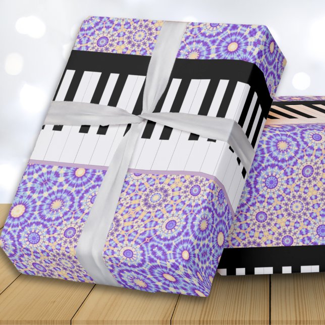 Piano Nycklar Söt Lilac Patterned Presentpapper (Stylish gift wrapping paper with black and white piano keys and abstract lilac and cream pattern)