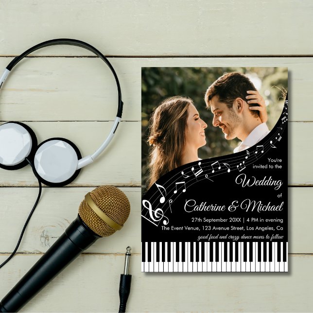 Pianomusik Svart & Vitt Foto QR-kod Bröllop Inbjudningar (Flat lay orchestra grand piano love story with song lyrics music lover wedding invitation)