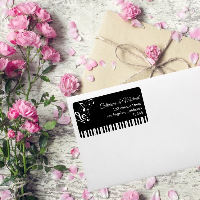 Pianotangentar Musikaliska Noter Svart & Vit Bröll Adressetikett (Flat lay romantic piano keys wedding address label with black and white musical notes )
